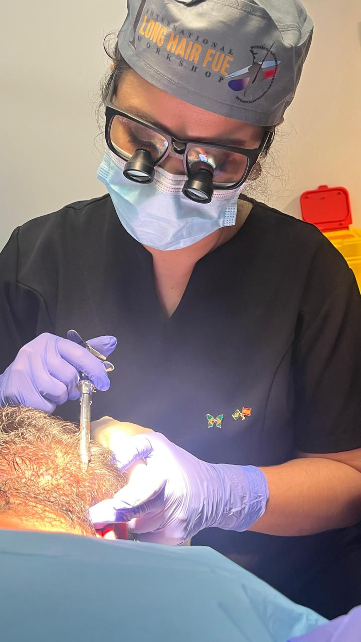 Campo cirúrgico em procedimento de transplante capilar